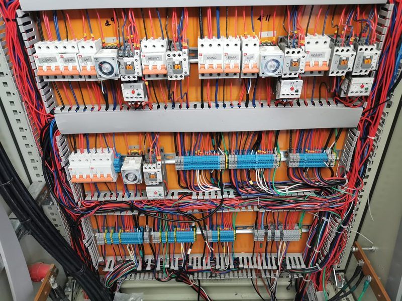 Tablero de control eléctrico armado por Enertec, con protecciones y cableado identificado