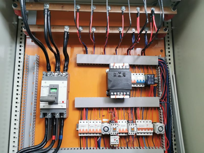 Detalle interno del tablero con arrancadores y protecciones