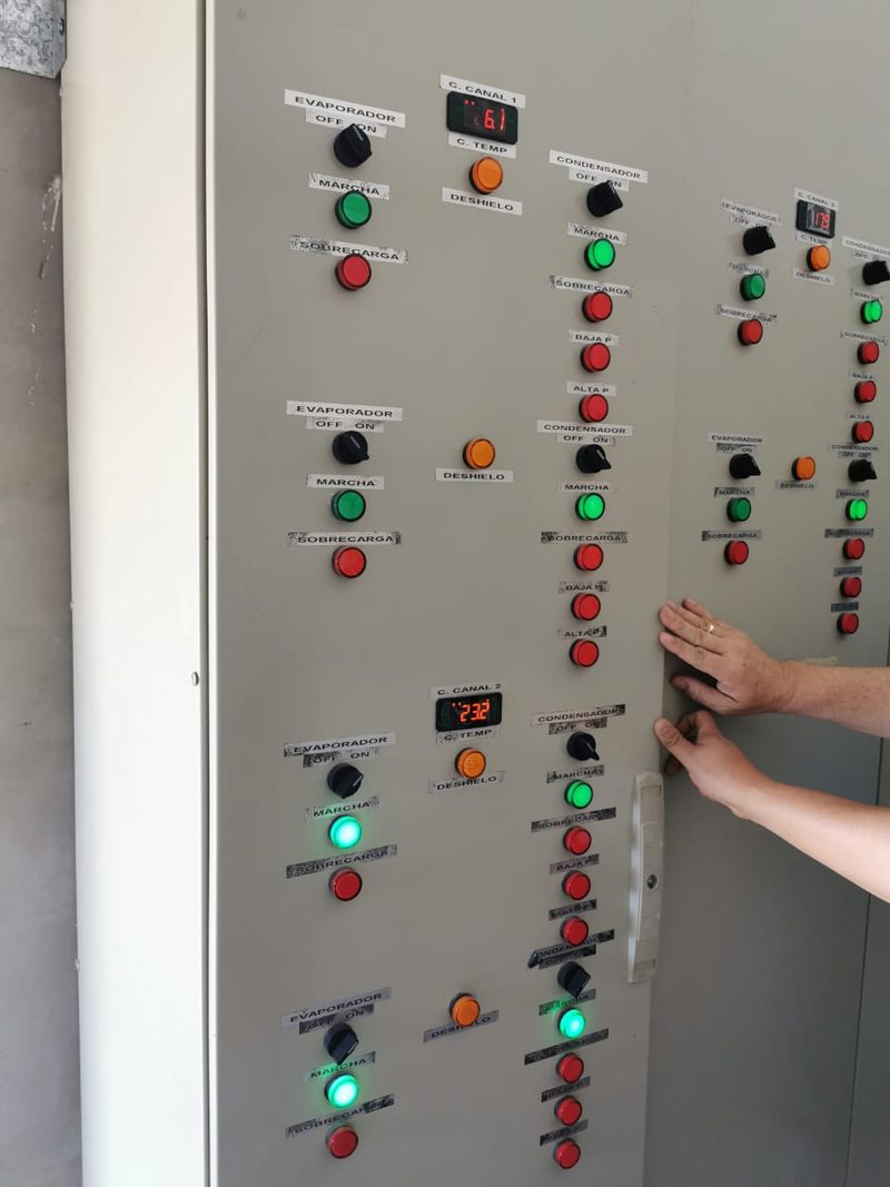 Tablero de operación con señalización luminosa