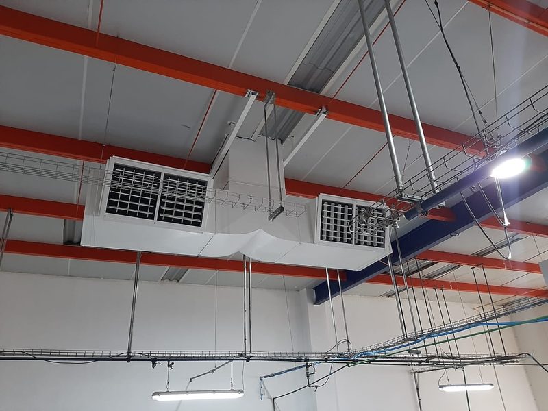 Ducto de distribución de aire enfriado sobre el área de trabajo de una planta