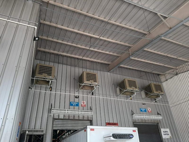Zona de carga climatizada con equipos instalados en altura