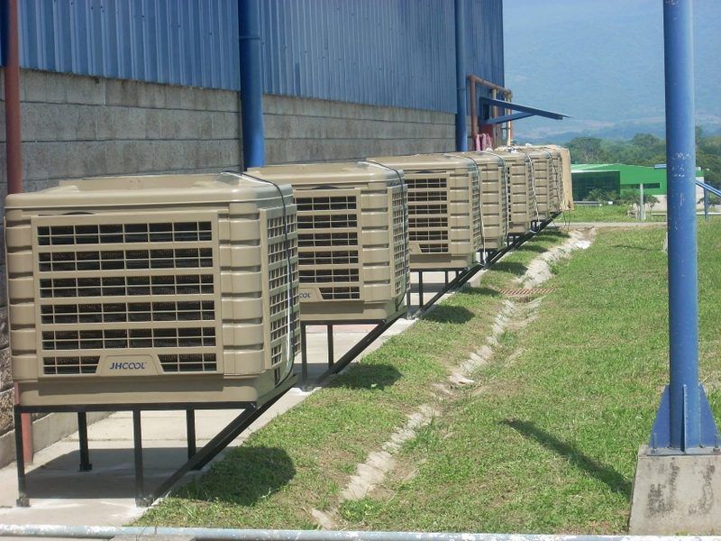Banco de enfriadores evaporativos instalados en el exterior de la planta