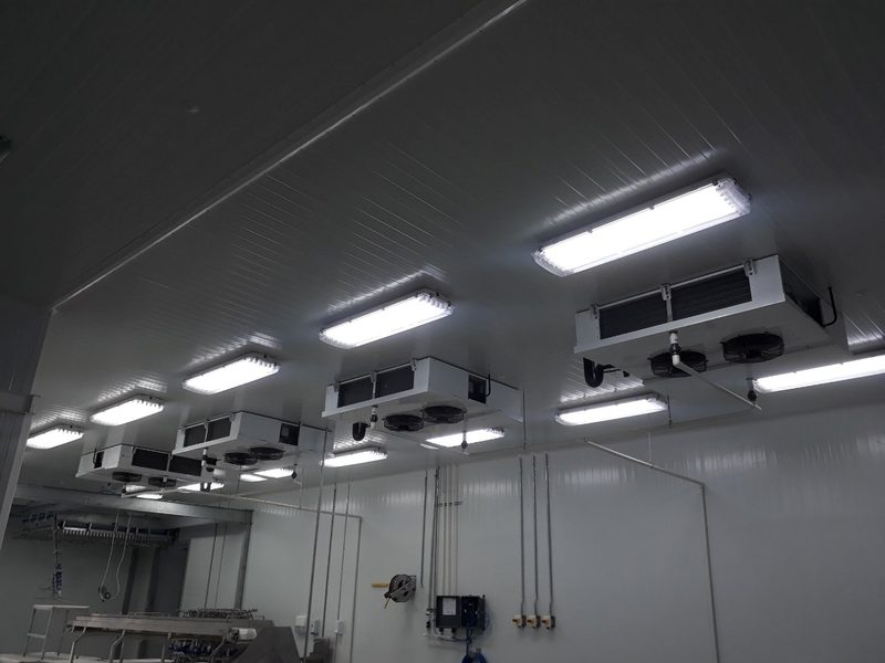 Sala de proceso refrigerada con evaporadores de techo