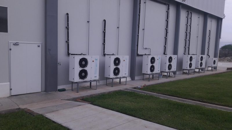 Unidades condensadoras alineadas en el exterior de la planta