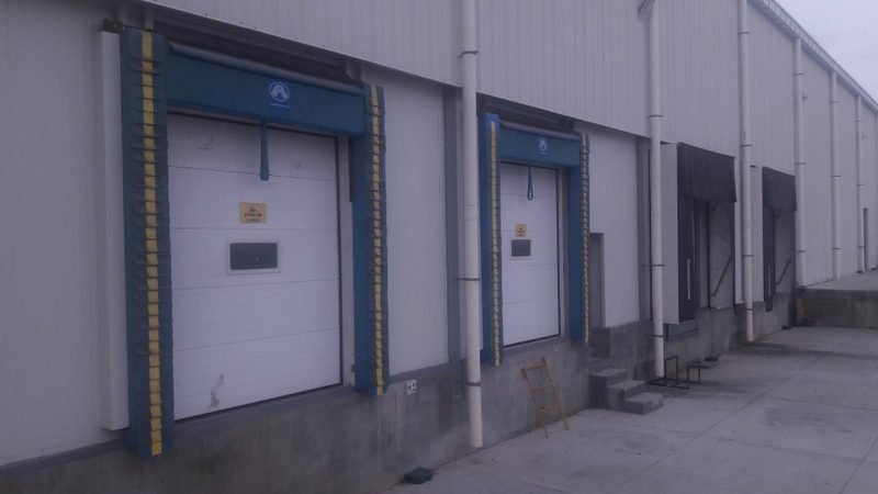 Muelles de andén con puertas de acceso a los cuartos fríos